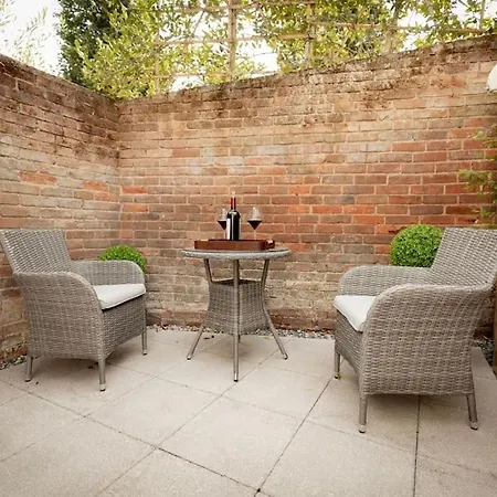 Central Medieval Grid Unique Home With Gated Parking Bury St. Edmunds Exterior photo
